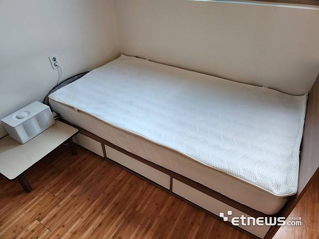 나비엔 숙면매트 사계절 에어 싱글 크기 모델을 설치한 모습. (사진=김신영 기자)