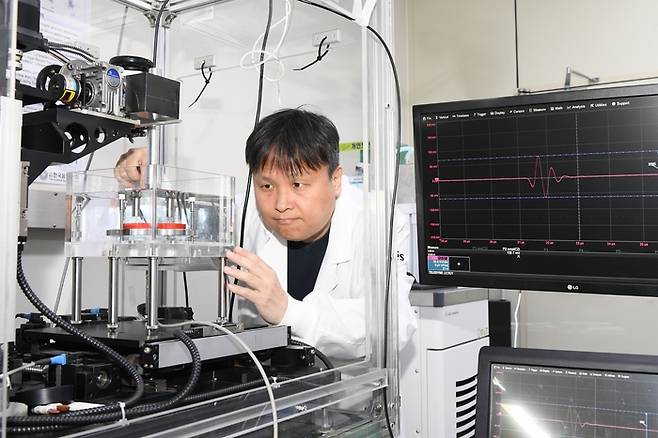 백경민 책임연구원이 렌즈 재료 음향 특성 측정을 위해 시료를 배치하고 있다.