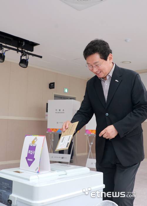 이상일 용인시장이 29일 제21대 대통령선거 사전투표를 하기 위해 처인구 중앙동행정복지센터에 마련된 사전토표소를 찾아 투표권을 행사했다.