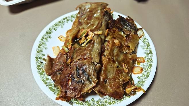 20250528_230537.jpg 저녁 와이프가 한 간짜장 사온 메밀전병과 빵