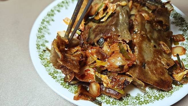 20250528_230546.jpg 저녁 와이프가 한 간짜장 사온 메밀전병과 빵