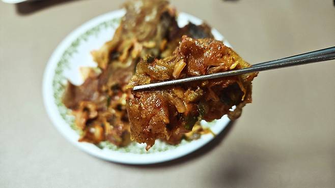 20250528_230558.jpg 저녁 와이프가 한 간짜장 사온 메밀전병과 빵