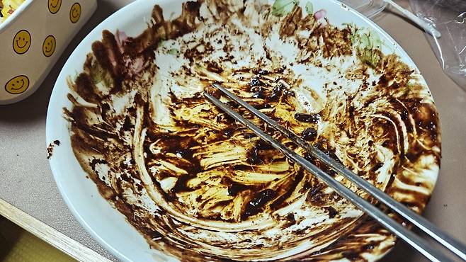 20250528_232811.jpg 저녁 와이프가 한 간짜장 사온 메밀전병과 빵