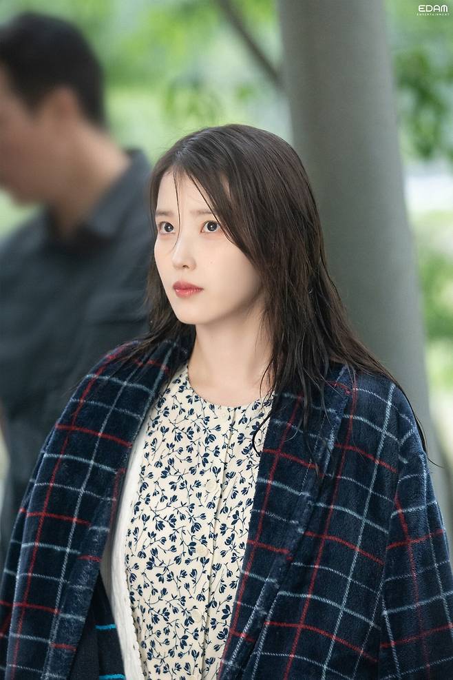 아이유 네버엔딩스토리 뮤비촬영 비하인드 사진jpg