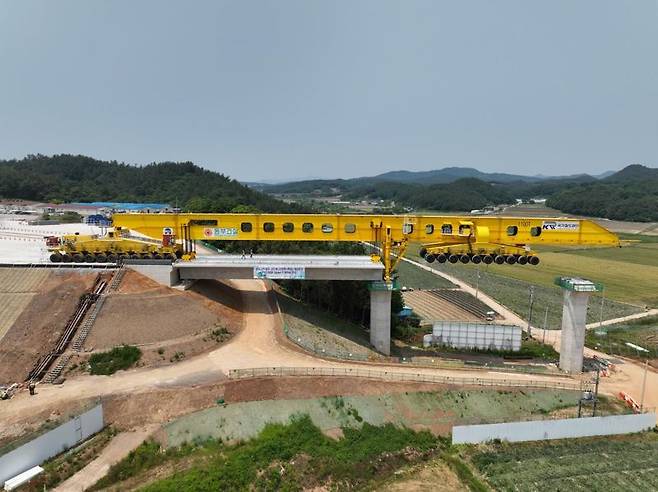 PSM공법을 적용한 상판이 거치된 호남고속 2단계 함평고가 건설 현장 모습.