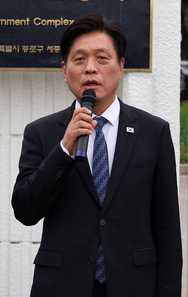 조승래 더불어민주당 의원이 지난 1일 오전 서울 종로구 정부서울청사 앞에서 한덕수 대통령 권한대행 국무총리 규탄 기자회견을 하고 있다. 사진=뉴시스