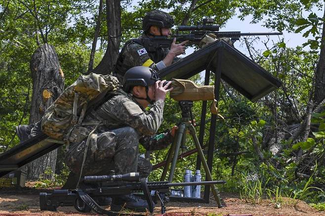 해병대사령부는 지난 26일부터 30일까지 경북 포항 수성사격장에서 육·해·공군, 해병대와 미국, 필리핀, 호주 등 총 29개 팀의 저격수들이 참가한 가운데 제4회 해병대사령관배 저격수 경연대회를 실시하고 있다. 사진은 제4회 해병대사령관배 저격수 경연대회에 참가한 육군 저격팀이 루프탑 장애물에서 목표를 향한 조준 사격을 준비하고 있다. 해병대사령부 제공