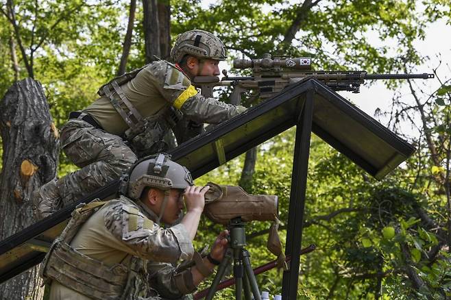 해병대사령부는 지난 26일부터 30일까지 경북 포항 수성사격장에서 육·해·공군, 해병대와 미국, 필리핀, 호주 등 총 29개 팀의 저격수들이 참가한 가운데 제4회 해병대사령관배 저격수 경연대회를 실시하고 있다.사진은 제4회 해병대사령관배 저격수 경연대회에 참가한 공군 저격팀이 루프탑 장애물에서 목표를 향한 조준 사격을 준비하고 있다. 해병대사령부 제공