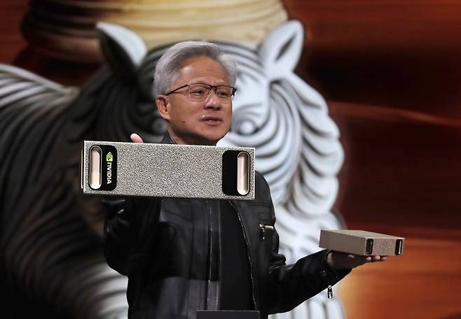 지난 19일 대만 타이베이에서 열린 컴퓨텍스 2025 전시회에서 젠슨 황 엔비디아 CEO가 새로운 칩에 대해 설명하고 있다. AP 연합뉴스