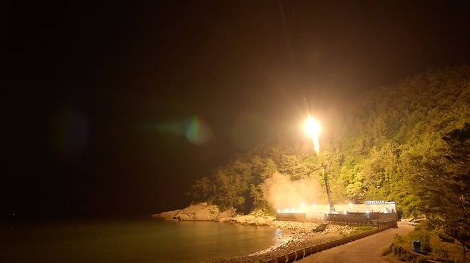 전남도와 고흥군은 국내에서 최초로 발사된 첫 민간 발사체인 '우나 익스프레스 1호기(UNA EXPRESS-Ⅰ)'<사진>가 고흥 봉래면 인근에서 지난 28일 오후 11시 50분 발사돼 10㎞의 비행을 마치고 고흥 해상 안전 설정 구역에 정상 낙하했다고 밝혔다. 전남도·고흥군 제공