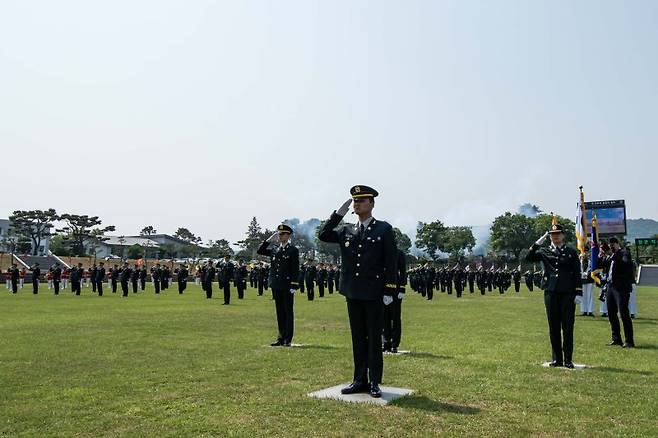 육군은 29일 김선호 국방부장관 직무대행 주관으로 전북 익산시 육군부사관학교에서 '25-1기 육군 부사관 임관식'을 실시했다고 밝혔다. 임관 부사관들이 국기에 대한 경례를 실시하고 있다. 육군 제공