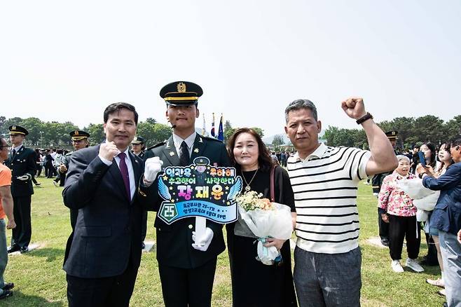김선호 국방부장관 직무대행이 29일 전북 익산시 육군부사관학교에서 열린 2025-1기 육군 부사관 임관식에서 임관자 대표인 장재윤 하사에게 대표로 계급장을 수여한 뒤 기념촬영 하고 있다. 사진=육군 제공