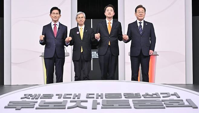 (서울=뉴스1) 국회사진취재단 = 18일 서울 마포구 SBS프리즘타워에서 열린 중앙선거방송토론위원회 주관 제21대 대통령선거 후보자토론회에서 각 정당 대선 후보들이 선전을 다짐하고 있다. 왼쪽부터 국민의힘 김문수, 민주노동당 권영국, 개혁신당 이준석, 더불어민주당 이재명 대통령 후보. 2025.5.18/뉴스1 /사진=뉴스1화상