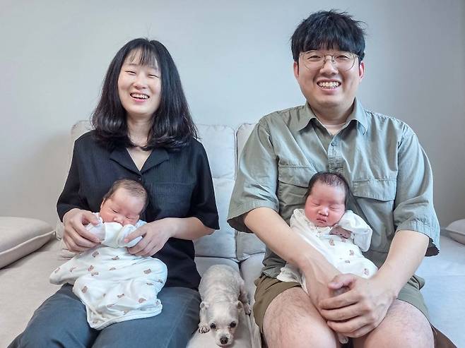 지난달 쌍둥이 출산으로 2000만원의 육아동행지원금을 받은 강남경 한화비전 책임(왼쪽)과 가족들이 최근 기념촬영을 하고 있다. 한화비전 제공