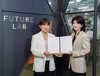 스마일게이트 퓨처랩 퓨처랩 백민정 센터장(좌)과 부산국제어린이청소년영화제 이현정 집행위원장이 양해각서를 들고 사진을 찍고 있는 모습.