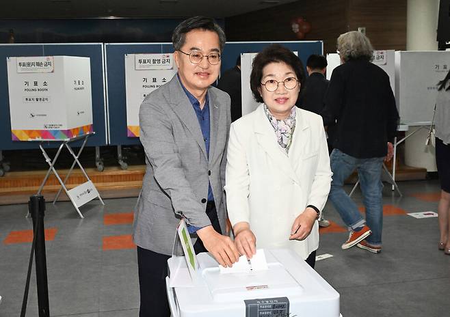 제21대 대통령선거 사전투표 첫날인 29일 경기도 수원시 영통구 광교1동 행정복지센터에 마련된 투표소에서 김동연 경기지사와 부인 정우영 여사가 투표하고 있다. 연합뉴스