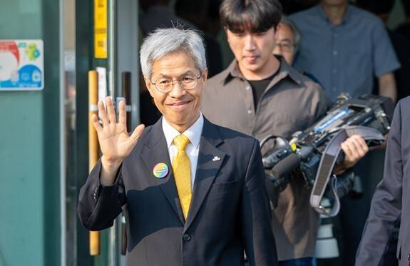 권영국 민주노동당 대통령 후보가 29일 사전투표를 마친 뒤 취재진에게 인사하고 있다. 민주노동당 제공