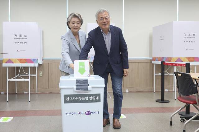 문재인 전 대통령과 김정숙 여사가 21대 대선 사전투표 첫날인 29일 오전 경남 양산시 하북면 주민자치센터에 마련된 사전투표소에서 투표하고 있다. 연합뉴스