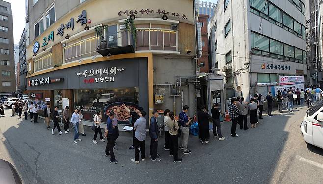 제21대 대통령 선거 사전투표 첫날인 29일 사전투표소가 설치된 서울 중구 소공동주민센터 주위로 유권자들이 투표를 위해 길게 줄지어 서 있다. 정용일 선임기자 yongil@hani.co.kr