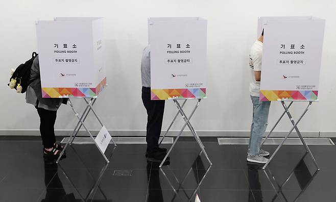 제21대 대통령 선거 사전투표 첫째날인 29일 오전 서울 강남구 역삼1동주민센터에 마련된 사전투표소에서 유권자들이 투표를 하고 있다. 김태형 기자 xogud555@hani.co.kr