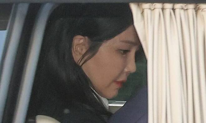 윤석열 전 대통령 부인 김건희 여사가 헌법재판소 파면 선고 뒤 7일 만인 지난 4월11월 오후 서울 용산구 한남동 관저를 떠나고 있다. 공동취재사진