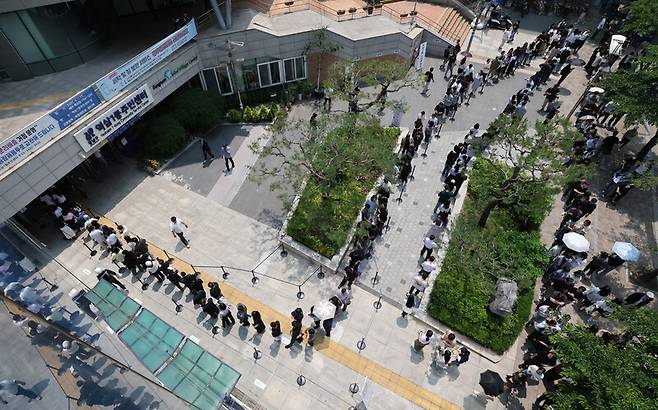 21대 대통령 선거 사전투표 첫째 날인 29일 오전 서울 강남구 역삼1동주민센터에 마련된 사전투표소에서 유권자들이 투표를 위해 길게 줄 서 있다. 김태형 기자 xogud555@hani.co.kr