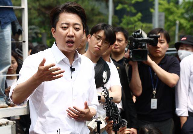 이준석 개혁신당 대통령 후보가 28일 서울 영등포구 여의도공원에서 유세를 마치고 취재진 질의에 답변하고 있다. 뉴스1