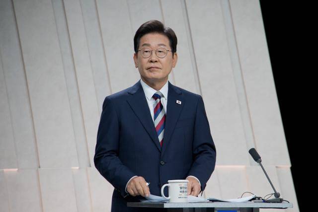 이재명 더불어민주당 대선 후보가 27일 서울 상암 MBC스튜디오에서 열린 21대 대선후보 3차 토론회에 참석해 토론회를 준비하고 있다. 국회사진기자단