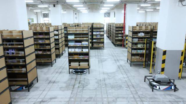 경기 군포시 CJ대한통운 군포 스마트 풀필먼트 센터에서 로봇청소기와 비슷한 형태의 고정운송로봇(AGV)들이 물건이 놓인 선반을 옮기고 있다. CJ대한통운 제공