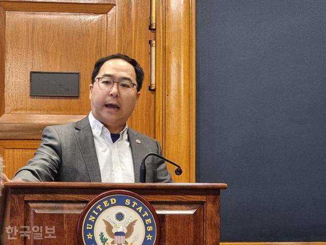 한국계인 앤디 김 미국 연방 상원의원이 28일 미 워싱턴 덕슨 상원의원 회관에서 한국 등 아시아·태평양 국가 언론을 대상으로 기자간담회를 하고 있다. 워싱턴=권경성 특파원