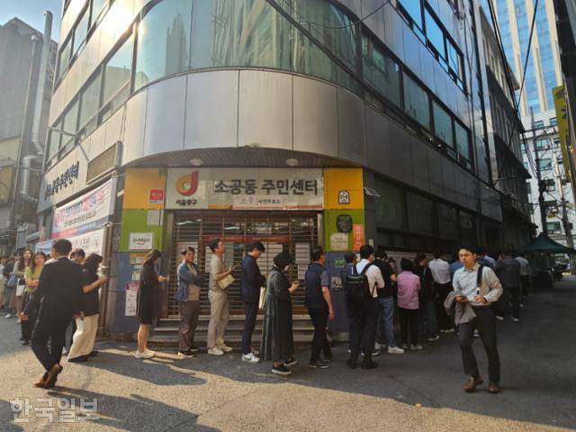 21대 대선 사전투표 첫날인 29일 서울 중구 소공동주민센터 사전투표소 주변에 대기줄이 길게 늘어서 있다. 이유진 기자