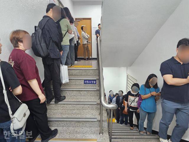 29일 서울 중구 소공동주민센터 투표장으로 향하는 내부 계단에 시민들이 길게 줄을 서 있다. 이유진 기자