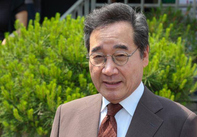 이낙연 전 국무총리가 29일 오전 서울 종로구 사직동 주민센터에 마련된 제21대 대통령선거 사전투표소에서 투표를 마치고 취재진 질문에 답하고 있다. 뉴시스