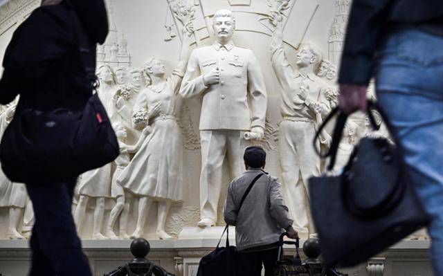 한 시민이 15일 러시아 모스크바 지하철 타간스카야 역에 설치된 소련 시대 독재자 이오시프 스탈린의 동상을 바라보고 있다. 모스크바=AFP 연합뉴스