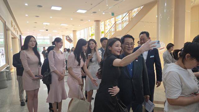 29일 전남 해남군 문화예술회관에서 투표 독려 홍보활동 중 박지원 의원과 만난 2025 미스코리아 전라광주 진선미 수상자들이 인증사진을 찍고 있다.