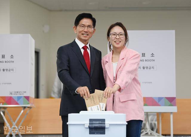 김문수 국민의힘 대선 후보가 외동딸 동주씨와 함께 29일 인천 계양1동 주민센터에서 제21대 대통령선거 사전투표를 하고 있다. 정다빈 기자