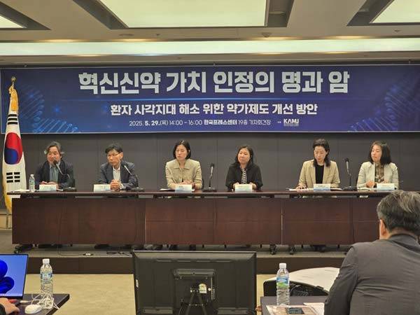 이날 진행된 패널토론에서는 혁신신약의 가치 인정에 대한 환자단체·언론·정부 관계자 간의 의견 교환이 이뤄졌다./사진=정준엽 기자