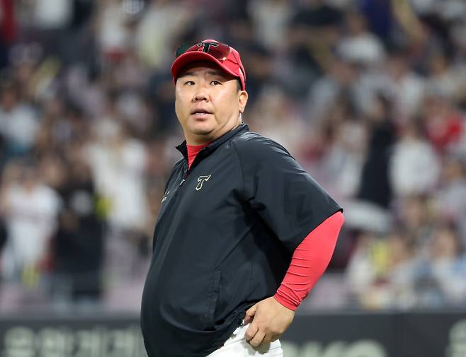 <yonhap photo-4717="">27일 광주기아챔피언스필드에서 열린 프로야구 키움 히어로즈와 KIA 타이거즈의 경기. KIA 이범호 감독이 7-5 승리를 거두고 선수들과 하이파이브를 나누기 위해 그라운드로 나서고 있다. 2025.5.27 [연합뉴스]</yonhap>