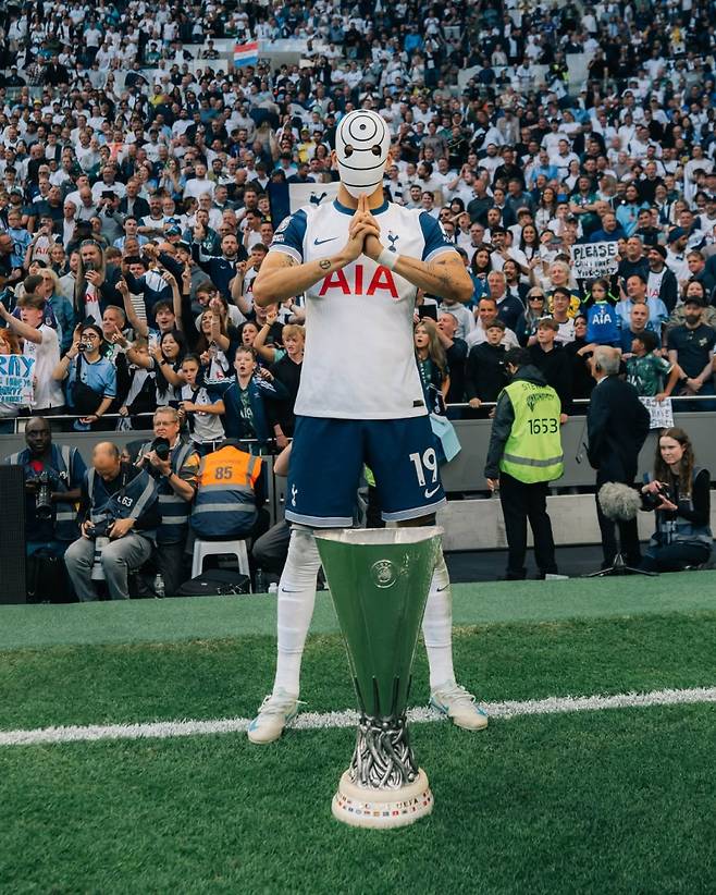 UEL 우승 후 트로피 세리머니를 펼치고 있는 솔란케. 사진=솔란케 SNS