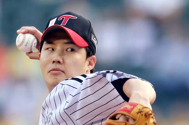<yonhap photo-4029="">LG 임찬규가 27일 서울 잠실야구장에서 열린 2025 KBO리그 한화 이글스와 홈 경기 1회 초 역투하고 있다. <저작권자 ⓒ 1980-2025 ㈜연합뉴스. 무단 전재 재배포 금지, AI 학습 및 활용 금지></yonhap>