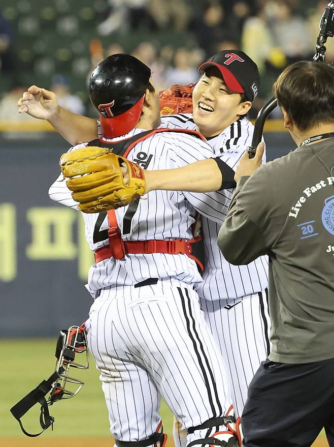 2025 KB0리그 프로야구 LG트윈스와 한화이글스의 경기가 26일 오후 서울 잠실야구장에서 열렸다. 4대 0 완봉승을 거둔 임찬규가 포수 박동원과 포옹하며 기뻐하고 있다. 잠실=김민규 기자 mgkim1@edaily.co.kr /2025.03.26/