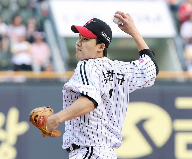 27일 오후 잠실야구장에서 열린 2025 프로야구 한화와 LG 경기. LG 선발 임찬규가 역투하고 있다. 잠실=정시종 기자 capa@edaily.co.kr /2025.05.27.