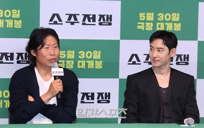 배우 유해진, 이제훈이 29일 오후 서울 용산구 CGV용산아이파크몰에서 열린 영화 '소주전쟁' 언론배급시사회 및 기자간담회에 참석해 취재진과의 질의 응답 시간을 갖고 있다. '소주전쟁'은 1997년 IMF 외환위기, 소주 회사가 곧 인생인 재무이사 종록과 오로지 성과만 추구하는 글로벌 투자사 직원 인범이 대한민국 국민 소주의 운명을 걸고 맞서는 이야기를 그린 영화. 오는 30일 개봉. 서병수 기자 qudtn@edaily.co.kr /2025.05.29/