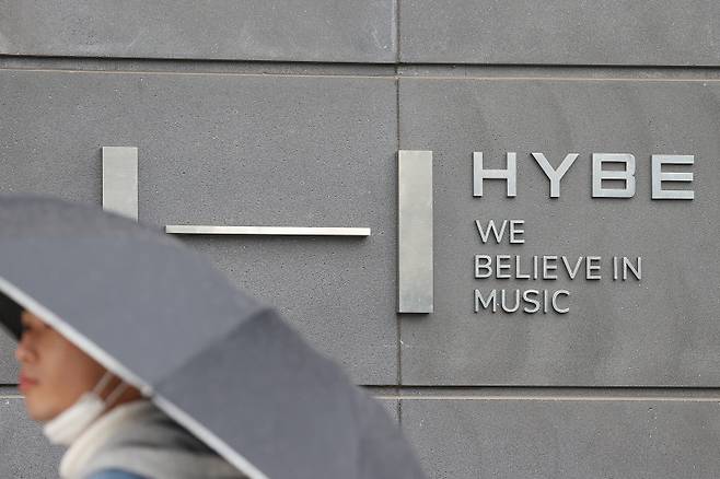 <yonhap photo-3082=""> SM 인수전, 카카오가 경영권·하이브 플랫폼 협력으로 합의 (서울=연합뉴스) 신현우 기자 = 하이브가 SM엔터테인먼트 인수 절차를 중단한다고 발표한 12일 서울 용산구 하이브 사옥 모습. 하이브는 이날 오전 보도자료를 통해 카카오가 SM엔터테인먼트 경영권을 갖고 하이브는 플랫폼 협력을 하는 방향으로 카카오와 합의에 성공했다고 밝혔다. 하이브와 카카오는 극한 대립을 이어오다 지난 10일부터 협상에 들어갔으며 협상 3일째인 이날 오전 전격 합의를 발표했다. 2023.3.12 /2023-03-12 14:30:28/ <저작권자 ⓒ 1980-2023 ㈜연합뉴스. 무단 전재 재배포 금지.></yonhap>