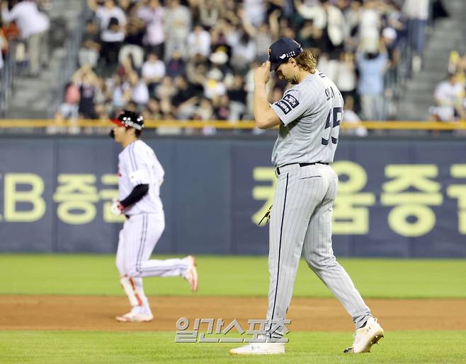 29일 오후 잠실야구장에서 열린 2025 프로야구 한화와 LG 경기. 한화 선발 와이스가 6회 LG 문보경에게 솔로포를 허용하고 아쉬워 하고 있다. 잠실=정시종 기자 capa@edaily.co.kr