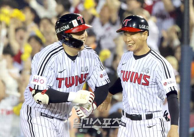 29일 오후 잠실야구장에서 열린 2025 프로야구 한화와 LG 경기. LG 김현수가 7회 1 타점 적시타를 날리고 기뻐하고있다. 잠실=정시종 기자 capa@edaily.co.kr