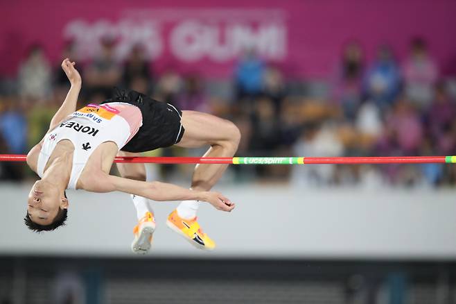 <yonhap photo-7776=""> '가볍게' (구미=연합뉴스) 김현태 기자 = 29일 오후 경북 구미시민운동장에서 열린 2025 아시아육상경기선수권대회 남자 높이뛰기 결선에서 우상혁(용인시청)이 2m23을 넘고 있다. 2025.5.29 mtkht@yna.co.kr/2025-05-29 22:59:44/ <저작권자 ⓒ 1980-2025 ㈜연합뉴스. 무단 전재 재배포 금지, AI 학습 및 활용 금지></yonhap>