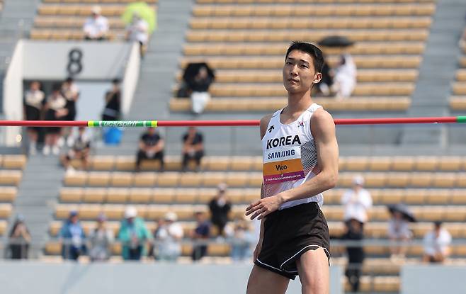 <yonhap photo-1997=""> 아시아육상선수권대회 참가한 우상혁(구미=연합뉴스) 윤관식 기자 = 우상혁(용인시청)이 27일 경북 구미시민운동장에서 열린 2025 구미 아시아육상선수권대회 높이뛰기 예선 2m15 1차시기 점프에 성공하고 있다. 2025.5.27psik@yna.co.kr/2025-05-27 10:27:53/<저작권자 ⓒ 1980-2025 ㈜연합뉴스. 무단 전재 재배포 금지, AI 학습 및 활용 금지></yonhap>