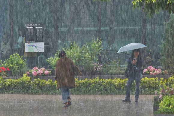 전국 대부분 지역에 비 또는 소나기가 내리는 지난 16일 서울 광장에서 시민들이 발걸음을 재촉하고 있다. [사진=연합뉴스]