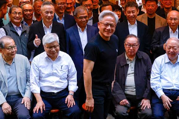 젠슨황 엔비디아 CEO가 지난 17일 대만 타이베이의 한 레스토랑 밖에서 미디어, 지지자들을 바라보고 있다. [사진=연합뉴스-로이터]